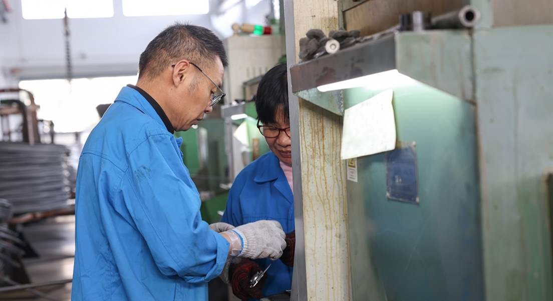 認(rèn)真檢驗(yàn)管控品質(zhì)　圖片上標(biāo)牌這張?zhí)摶幚硪幌?，牌子上的字看不清楚為止，這個(gè)看起來(lái)，有點(diǎn)不正歸